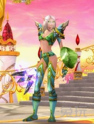 翡翠套装因为胸甲不如光荣套装性感